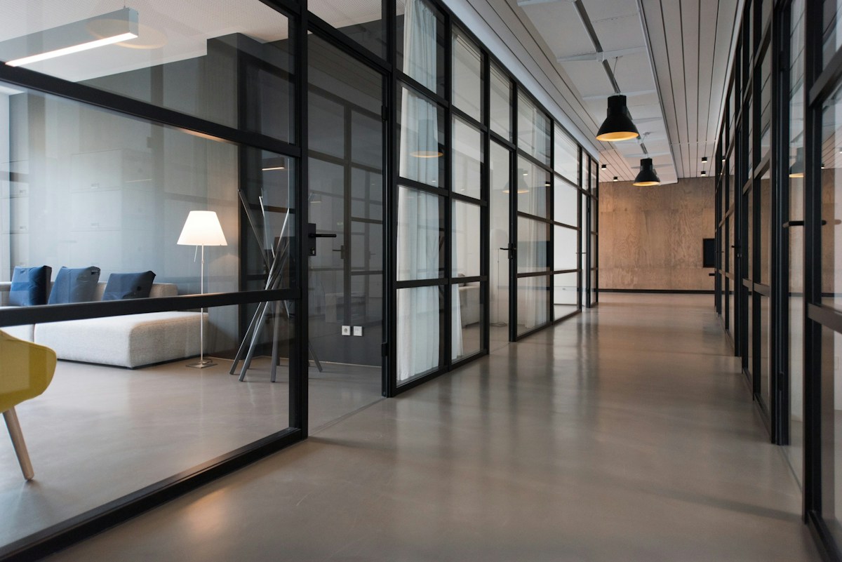 Bureaux lumineux et espaces de travail partagés